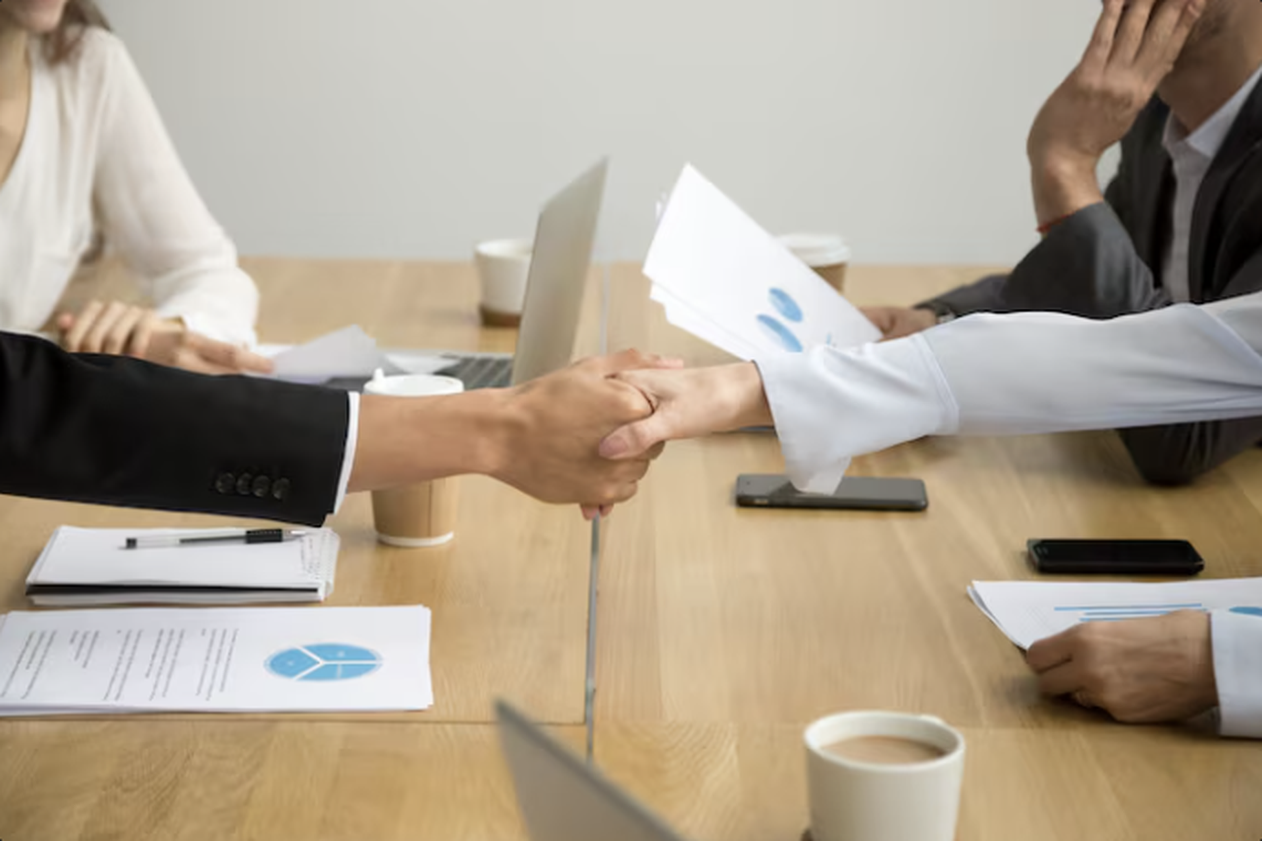 Representantes legales y trabajador cerrando un acuerdo relacionado con un reclamo de compensación laboral después de una lesión laboral en Colorado.