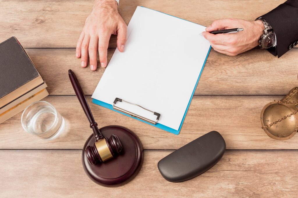 Abogado revisando documentos y preparando una deposición legal durante la fase de descubrimiento de pruebas en un caso de lesiones personales.