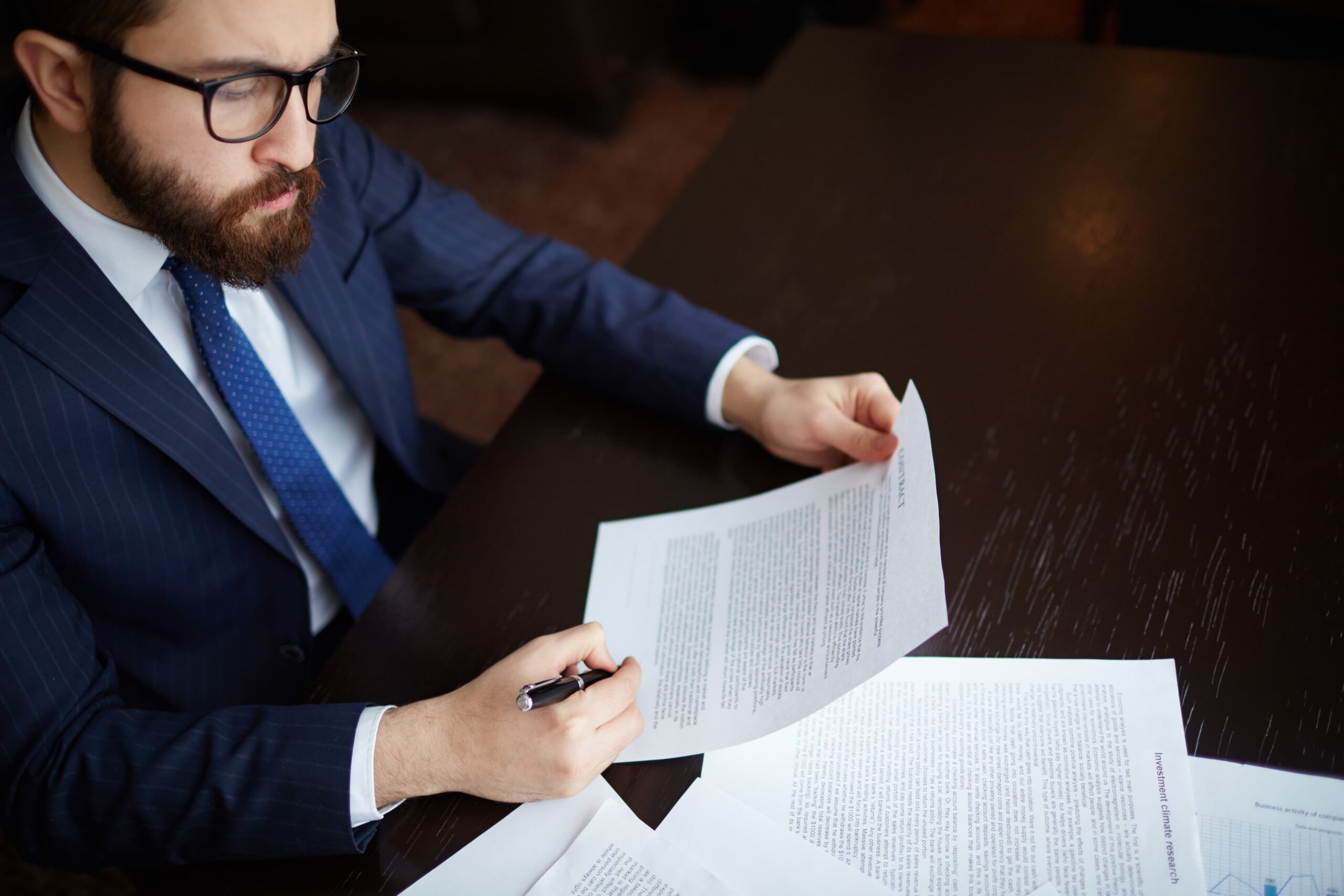 Abogado revisando documentos legales y documentación judicial para una demanda civil en Colorado.