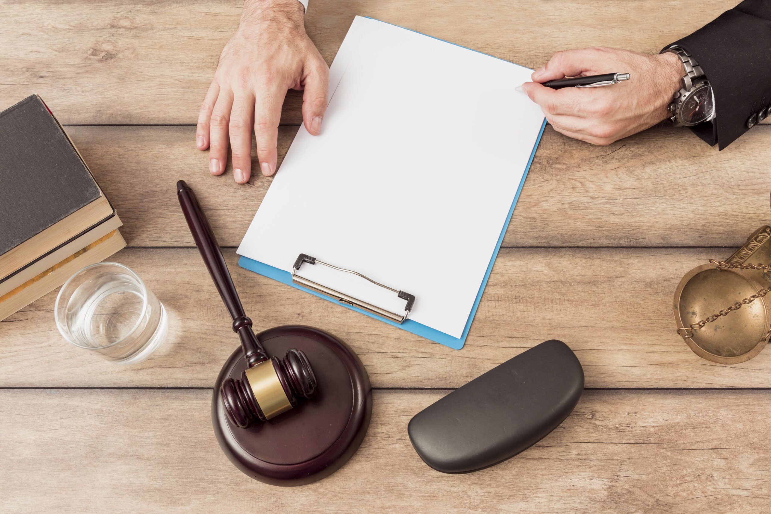 Profesional legal preparando y firmando documentos relacionados con una demanda civil en Colorado.